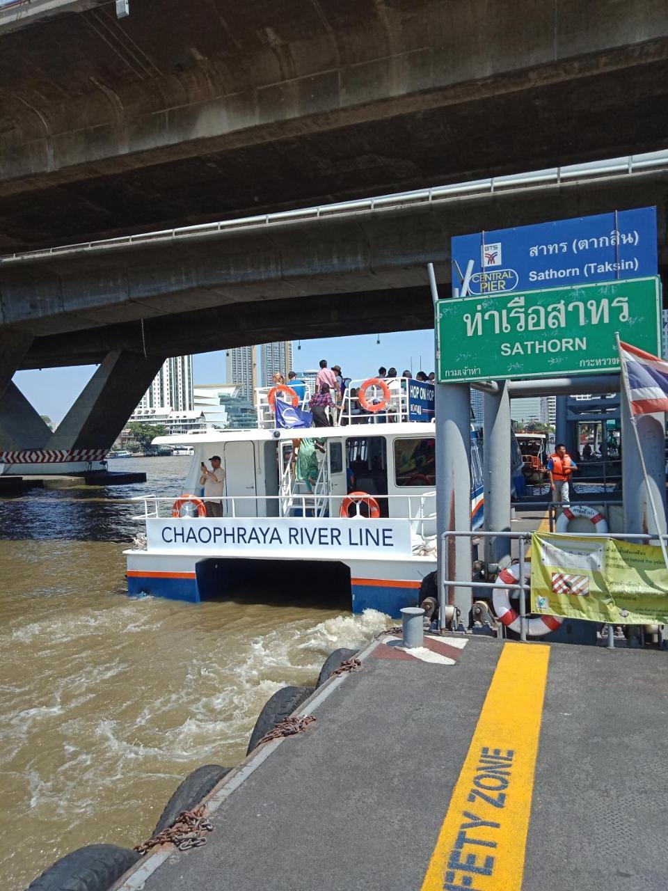 Baan Sathorn Riverfront Bangkok Esterno foto
