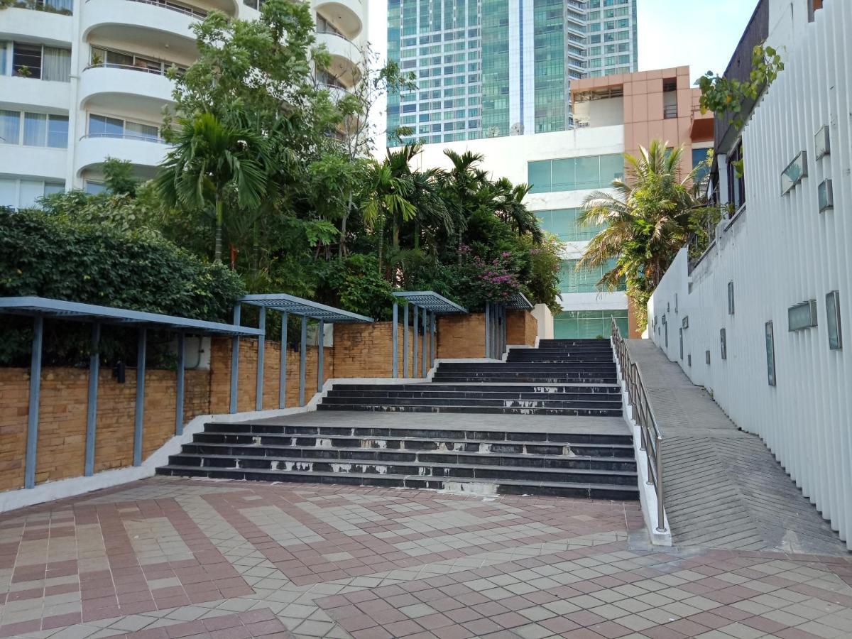 Baan Sathorn Riverfront Bangkok Esterno foto